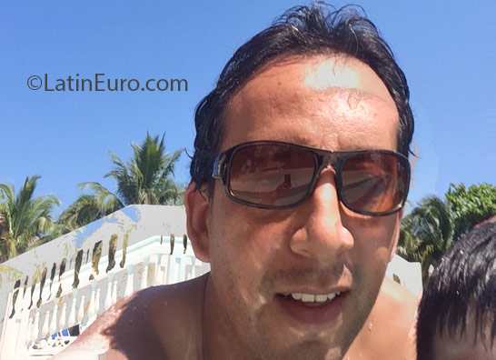 Date this sultry United States man Luis from Miami US17381