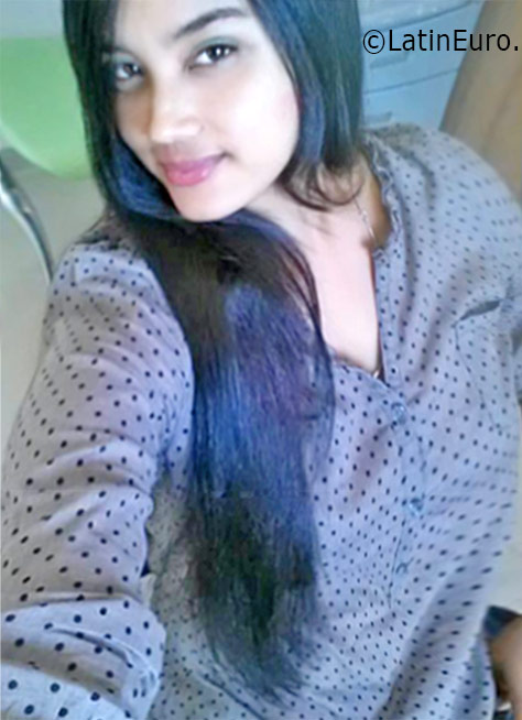 Date this hot Dominican Republic girl Flor from Santo Domingo DO25955