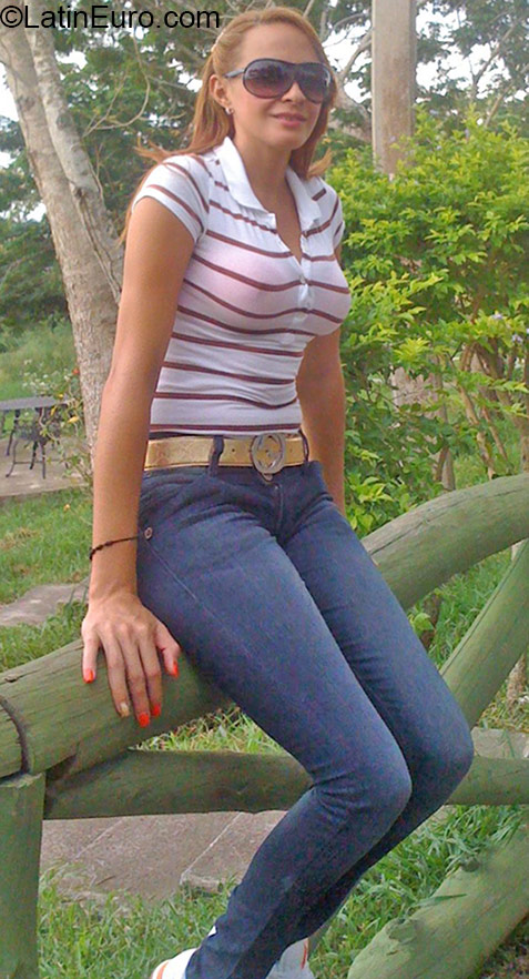 Date this athletic Dominican Republic girl Esmeralda from Santiago DO25976