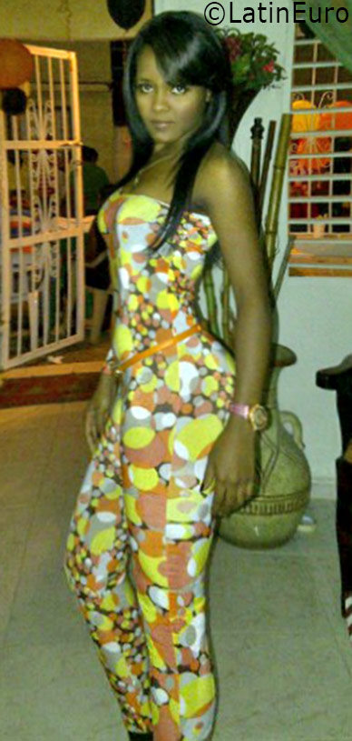 Date this foxy Dominican Republic girl Arisleny from Santo Domingo DO31884