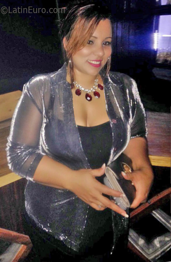 Date this exotic Honduras girl Jelin from Roatan HN2233