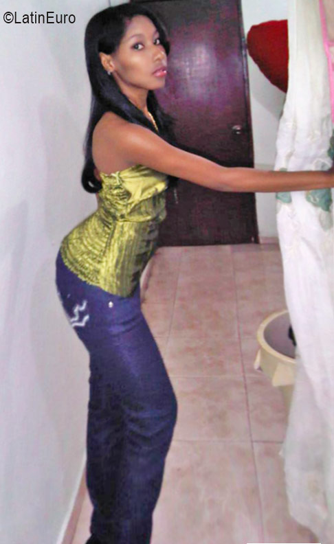 Date this hot Dominican Republic girl Dileiny from Santo Domingo DO26283