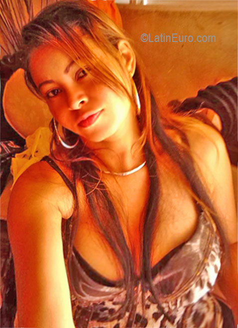 Date this athletic Dominican Republic girl Karolay from Santiago DO26301
