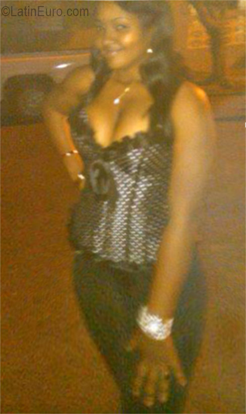 Date this hard body Dominican Republic girl Nenoskia from Santo Domingo DO26540
