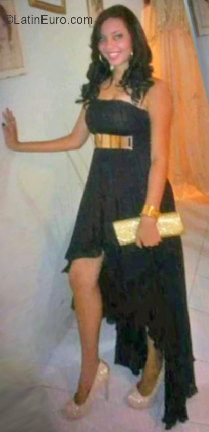 Date this sultry Dominican Republic girl Nisaury from Santo Domingo DO27378