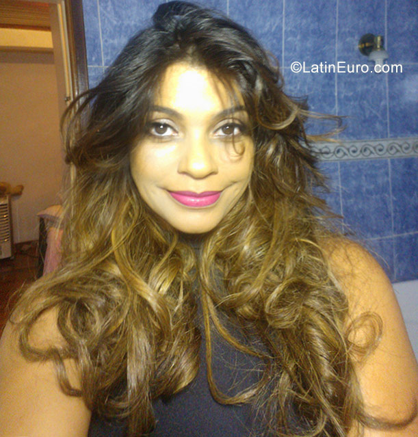 Date this voluptuous Brazil girl Geovana from Brasilia BR9908
