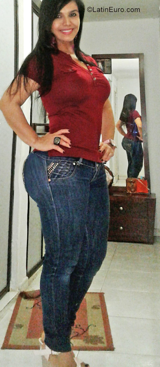 Date this charming Colombia girl Sukita from Cali CO20346