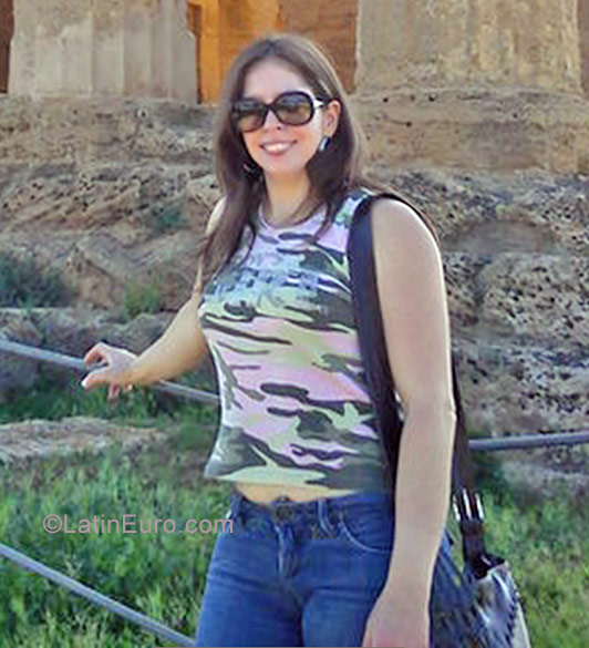 Date this attractive Colombia girl Pauly from Medellin CO21385