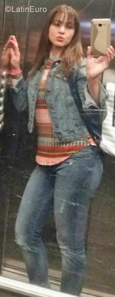 Date this charming Colombia girl Giselle from  CO21405