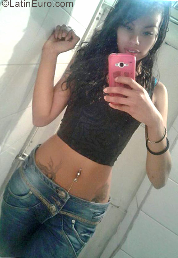 Date this attractive Colombia girl Paola from Bogota CO24595
