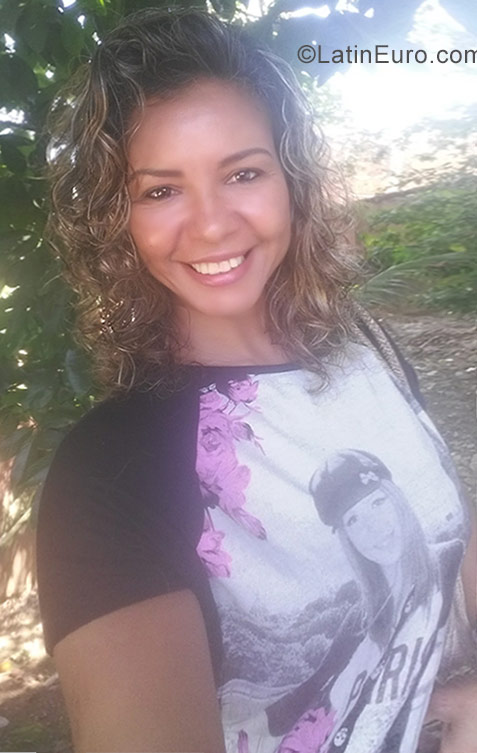 Date this nice looking Brazil girl Edniad from Rio De Janeiro BR10127