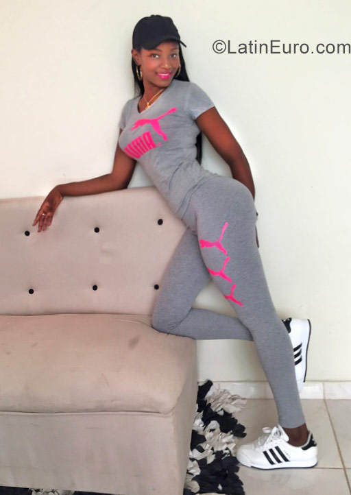 Date this sensual Dominican Republic girl Jenny from Santo Domingo DO29130