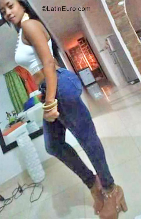 Date this beautiful Colombia girl Renata from Cali CO21848