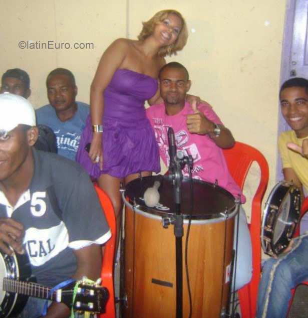 Date this foxy Brazil girl Vivian from Salvador BR10110