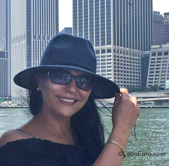 Date this happy Colombia girl Miranda from Bogota CO21948