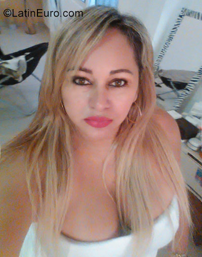 Date this tall Angola girl Regina from Luanda AO83