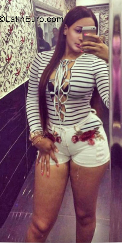 Date this pretty Dominican Republic girl Yoly from Santo Domingo DO29750