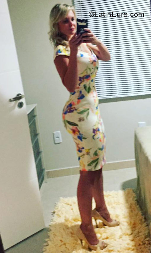 Date this georgeous Brazil girl Cris from Balneario Camboriu BR10179