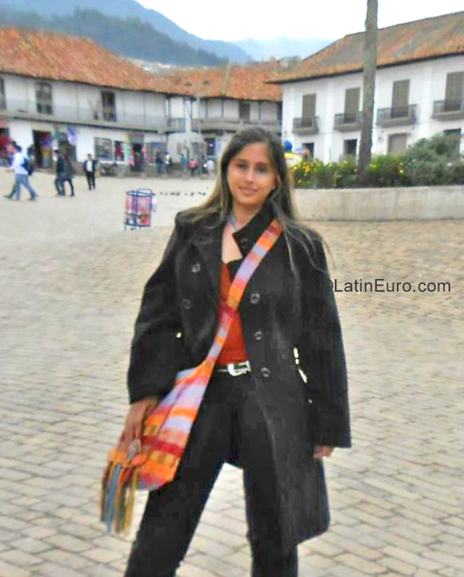 Date this gorgeous Venezuela girl Rubi from Caracas VE862