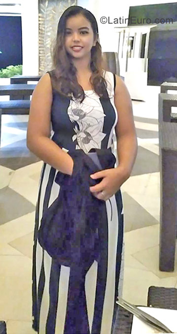 Date this pretty Philippines girl Yhanna from Pasay City PH978