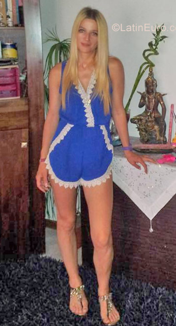 Date this young Belgium girl Dannyelle from Bruxelles BE111