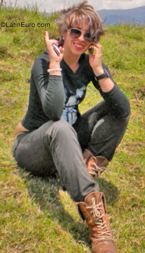 Date this good-looking Colombia girl Laura from Bogota CO22398