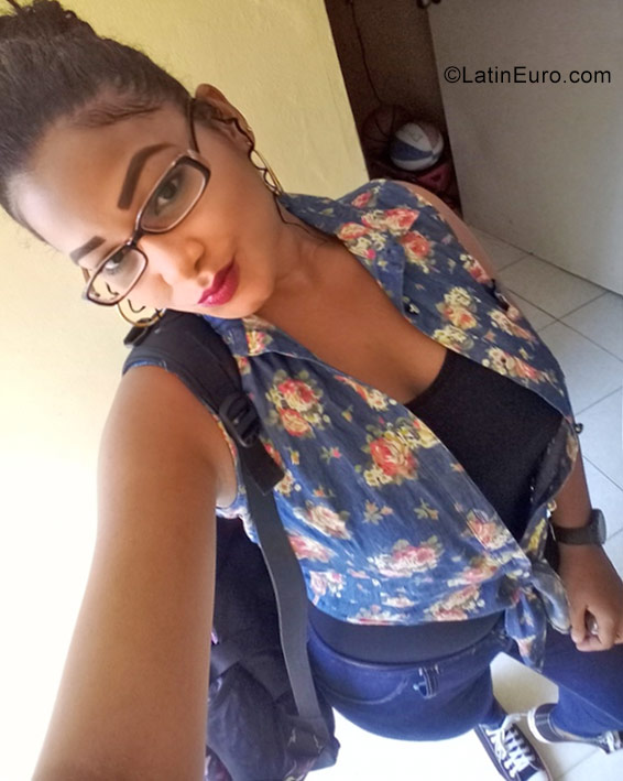 Date this hard body Dominican Republic girl Roxanna from Santo Domingo DO30423
