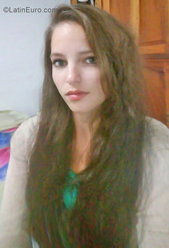 Date this young Cuba girl Yai from Havana CU128