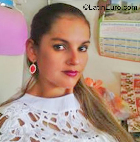 Date this gorgeous Honduras girl Kenia from Tegucigalpa HN2377