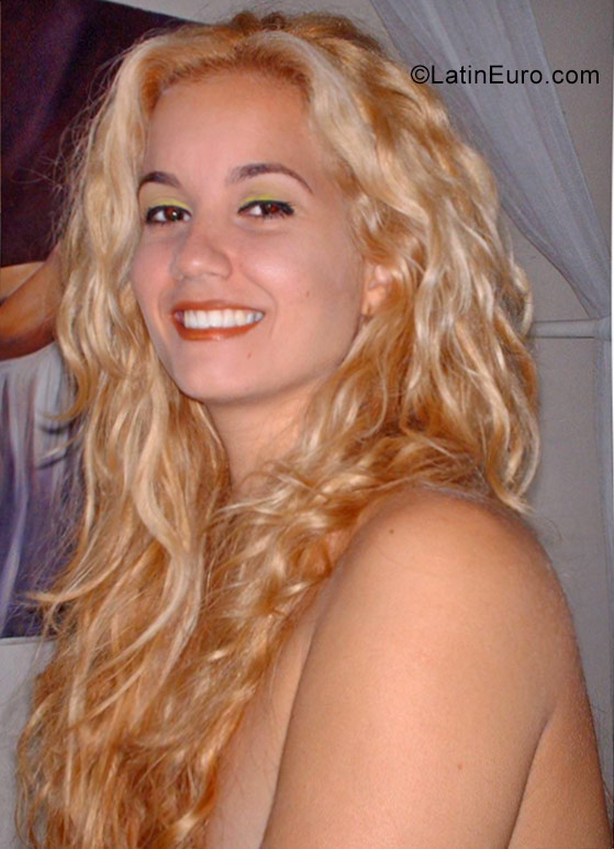 Date this charming Cuba girl Yahi from Havana CU144