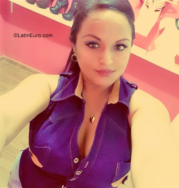 Date this young Peru girl Fiorela from Chiclayo PE1155
