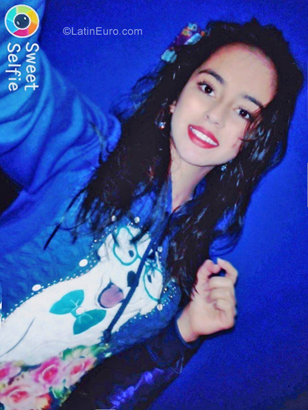 Date this young Colombia girl Diana from Bogota CO22687