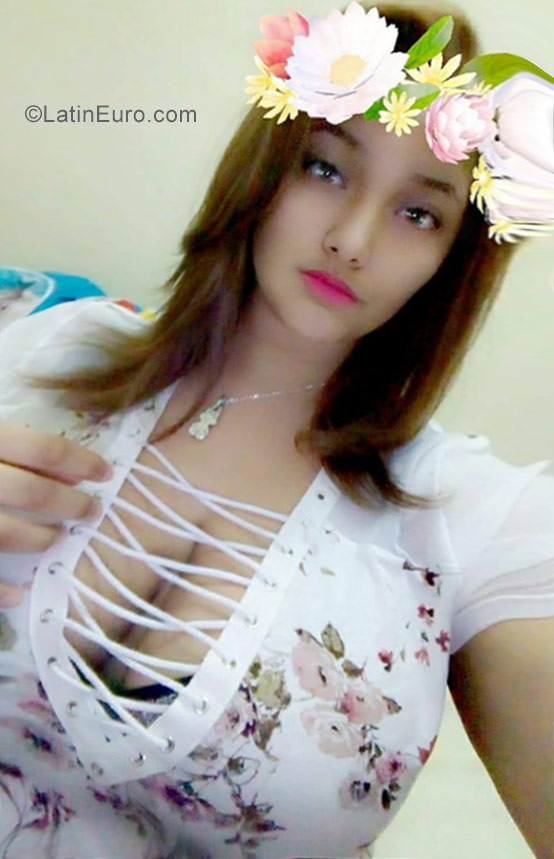 Date this voluptuous Dominican Republic girl Alandra from Azua DO30707