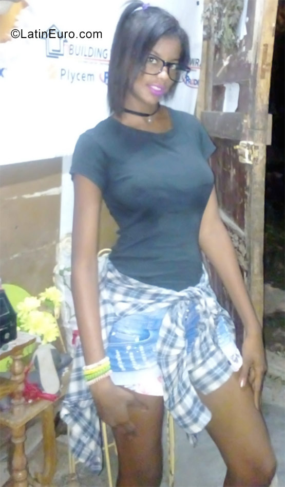 Date this stunning Cuba girl Roxana from Santiago de Cuba CU186