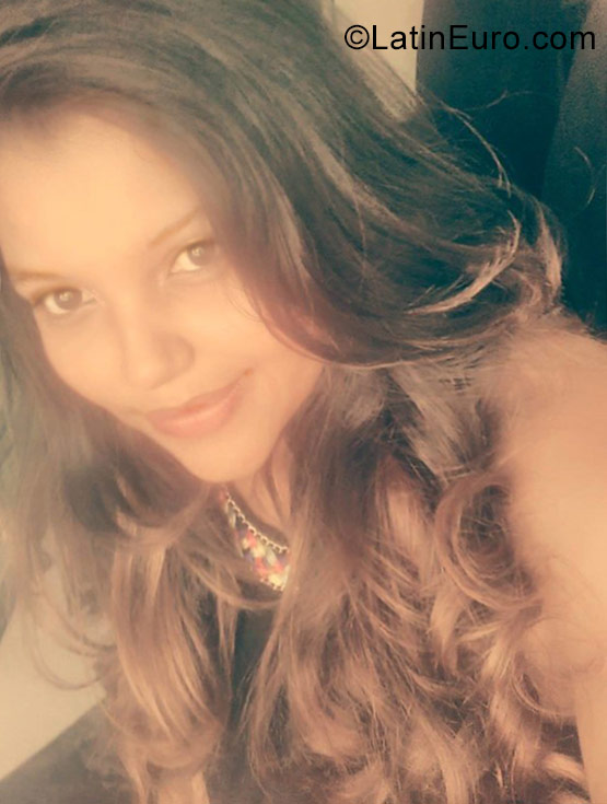 Date this good-looking Colombia girl Paola from San Gil CO23028