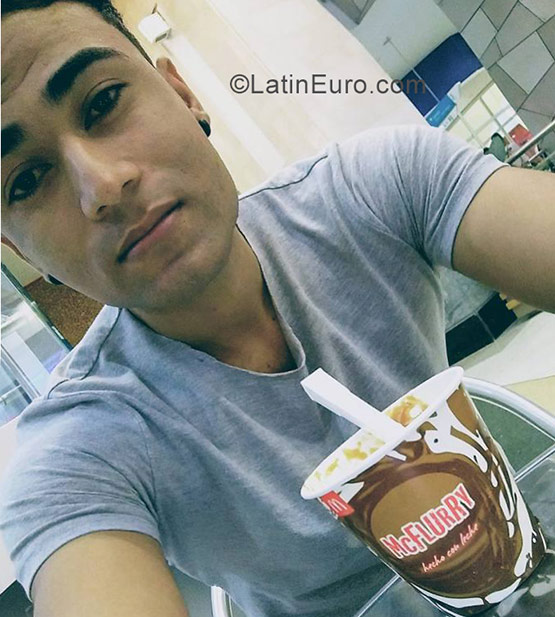 Date this hard body Colombia man Cristian from Barranquilla CO23044