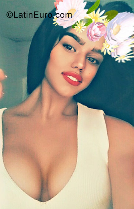 Date this good-looking Cuba girl Legnia from Havana CU195