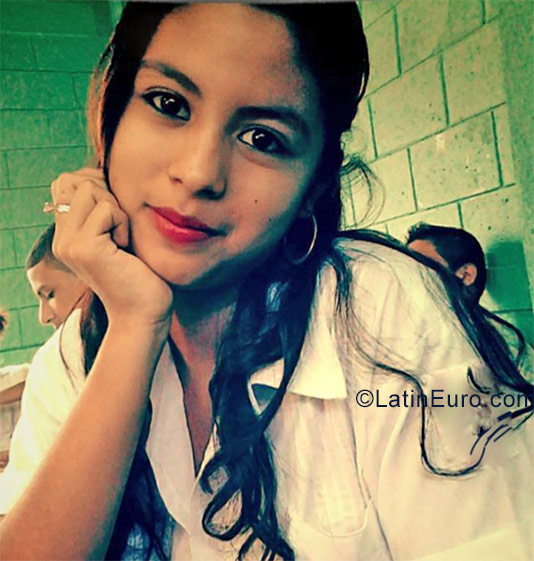 Date this voluptuous Honduras girl Yarielia from La Lima HN2422