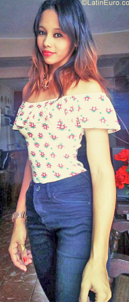 Date this pretty Cuba girl Gabriela from Bayamo CU660