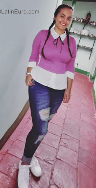 Date this voluptuous Colombia girl Reina from Pamplona CO23299