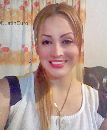 Date this happy Venezuela girl Indhira from Maracay VE1353