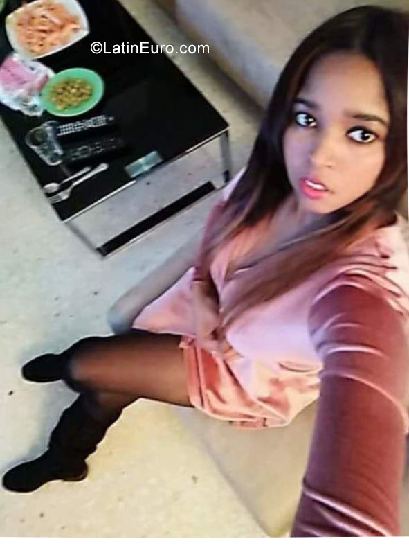 Date this happy Spain girl Jennie from Sevilla ES478