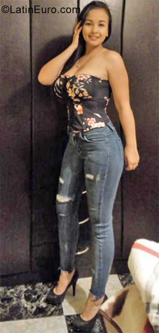Date this athletic Colombia girl Angel from Bogota CO23483