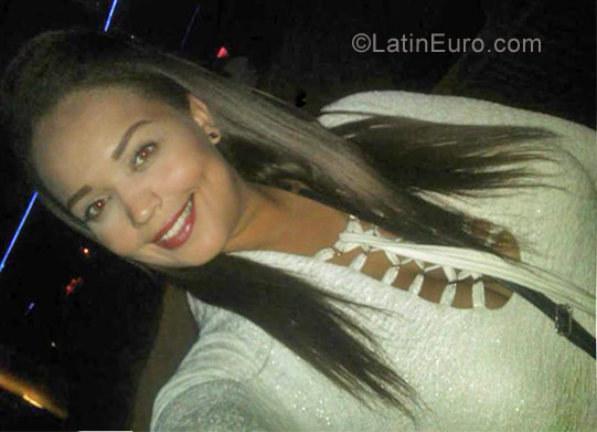 Date this sultry Venezuela girl Geraldine from Caracas VE1467