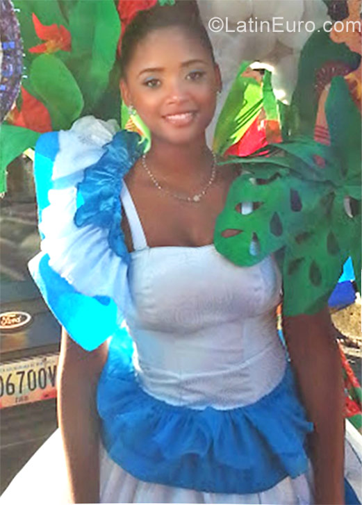 Date this charming Venezuela girl Michelle from caracas VE1590