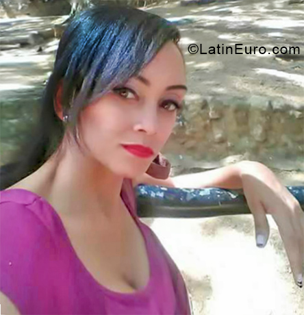 Date this nice looking Colombia girl Amanda from Cali CO24138