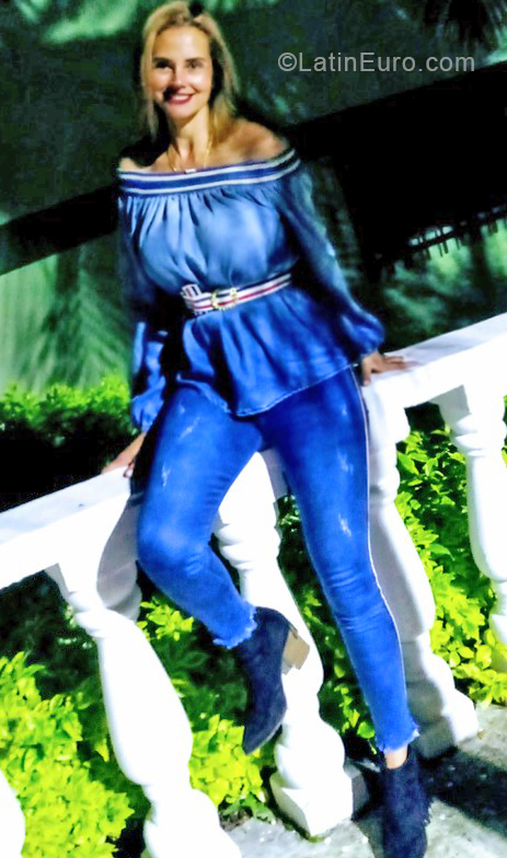 Date this sultry Colombia girl Luna from Bogota CO24198