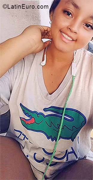 Date this attractive Colombia girl Julieth from Medellin CO24208