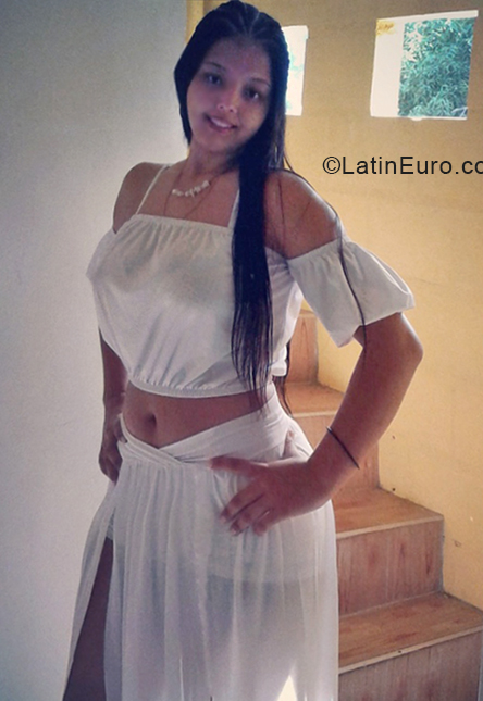 Date this pretty Colombia girl Val from Cali CO24233