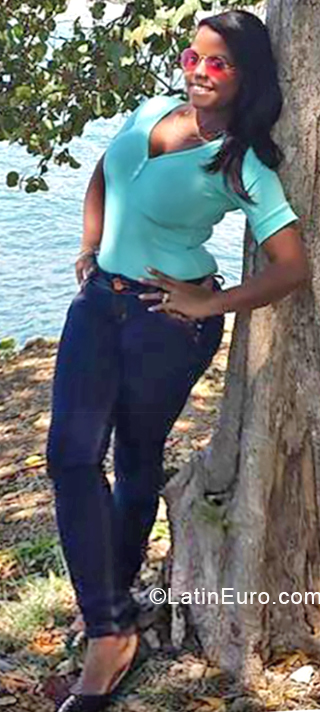 Date this voluptuous Dominican Republic girl Dariania from San Pedro de Macoris DO34466
